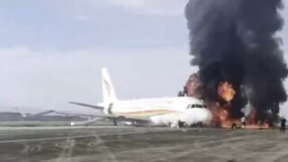 Συναγερμός σε αεροδρόμιο της Κίνας: Αεροσκάφος τυλίχτηκε στις φλόγες - 40 τραυματίες