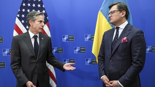 Συνάντηση Κουλέμπα - Μπλίνκεν στο Βερολίνο και περισσότερα όπλα καθ' οδόν στην Ουκρανία