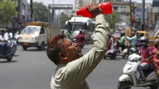 Ινδία: Ακραίος καύσωνας πλήττει τη χώρα – Στους 49,2 βαθμούς Κελσίου ο υδράργυρος