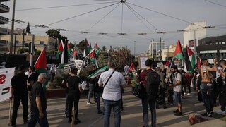 Διαμαρτυρία στην ισραηλινή πρεσβεία για τη δολοφονία της Παλαιστίνιας δημοσιογράφου