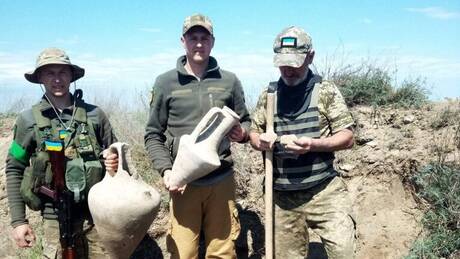 Οδησσός: Σκάβοντας χαρακώματα Ουκρανοί στρατιώτες βρήκαν αρχαίους ελληνικούς αμφορείς