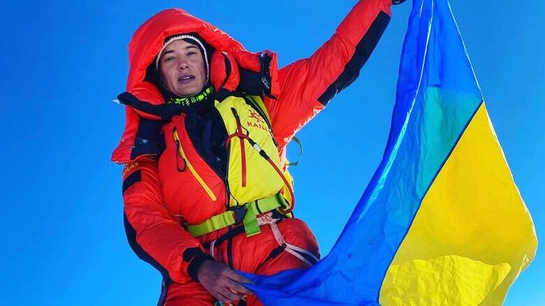 Στην κορυφή του Έβερεστ ύψωσε την ουκρανική σημαία η ορειβάτισσα Αντονίνα Σαμοΐλοβα