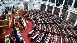Ενός λεπτού σιγή τήρησε η Βουλή στη μνήμη των θυμάτων Ποντιακού Ελληνισμού