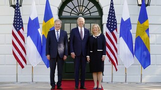 Θερμή υποδοχή Μπάιντεν στους ηγέτες Φινλανδίας και Σουηδίας στον Λευκό Οίκο