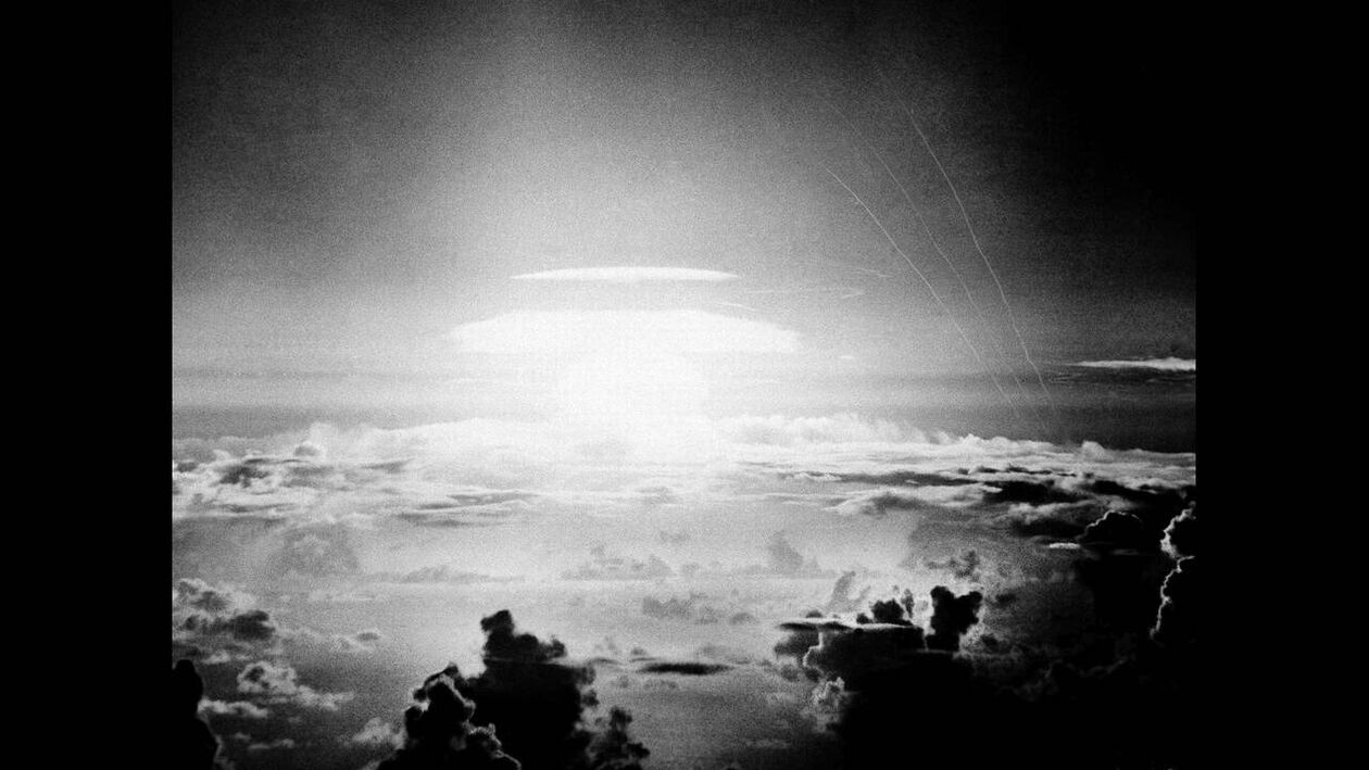 1956, Ατόλη του Μπικίνι. Η φωτεινή σφαίρα πάνω από τον Ειρηνικό Ωκεανό, λίγα δευτερόλεπτα μετά τη δοκιμαστική έκρηξη βόμβας υδρογόνου, στην Ατόλη του Μπικίνι.