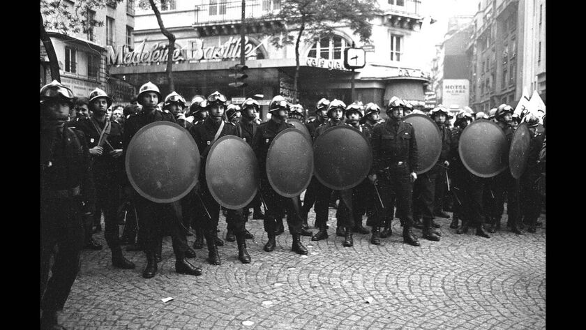 1968, Παρίσι. Δυνάμεις ασφαλείας συγκεντρώνονται έξω από το κτήριο της L'Humanité, της εφημερίδας του γαλλικού κομμουνιστικού κόμματος, για να προλάβουν τυχόν επεισόδια κατά τη διάρκεια διαδήλωσης.