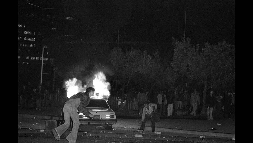1979, Σαν Φρανσίσκο. Ένα αυτοκίνητο της αστυνομίας του Σαν Φρανσίσκο φλέγεται, κατά τη διάρκεια των ταραχών που ξέσπασαν μετά την καταδίκη του Νταν Γουάιτ, ο οποίος κρίθηκε ένοχος για τη δολοφονία του Δημάρχου της πόλης, Τζορτζ Μοσκόνε και του Συμβούλου τ