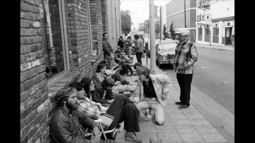 1980, Νέα Υόρκη. Εκατοντάδες άνθρωποι κρατάνε τις θέσεις τους από το πρωί για την πρεμιέρα της ταινίας 