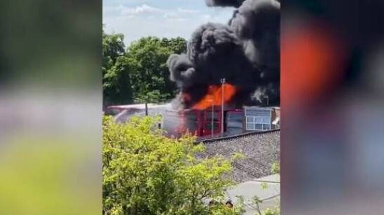 Λονδίνο: Ισχυρή έκρηξη σε αποθήκη μεταφορών - Λεωφορεία τυλίχθηκαν στις φλόγες