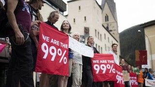 Οι «πατριώτες εκατομμυριούχοι» διαδηλώνουν στο Νταβός και ζητούν να φορολογηθούν άμεσα