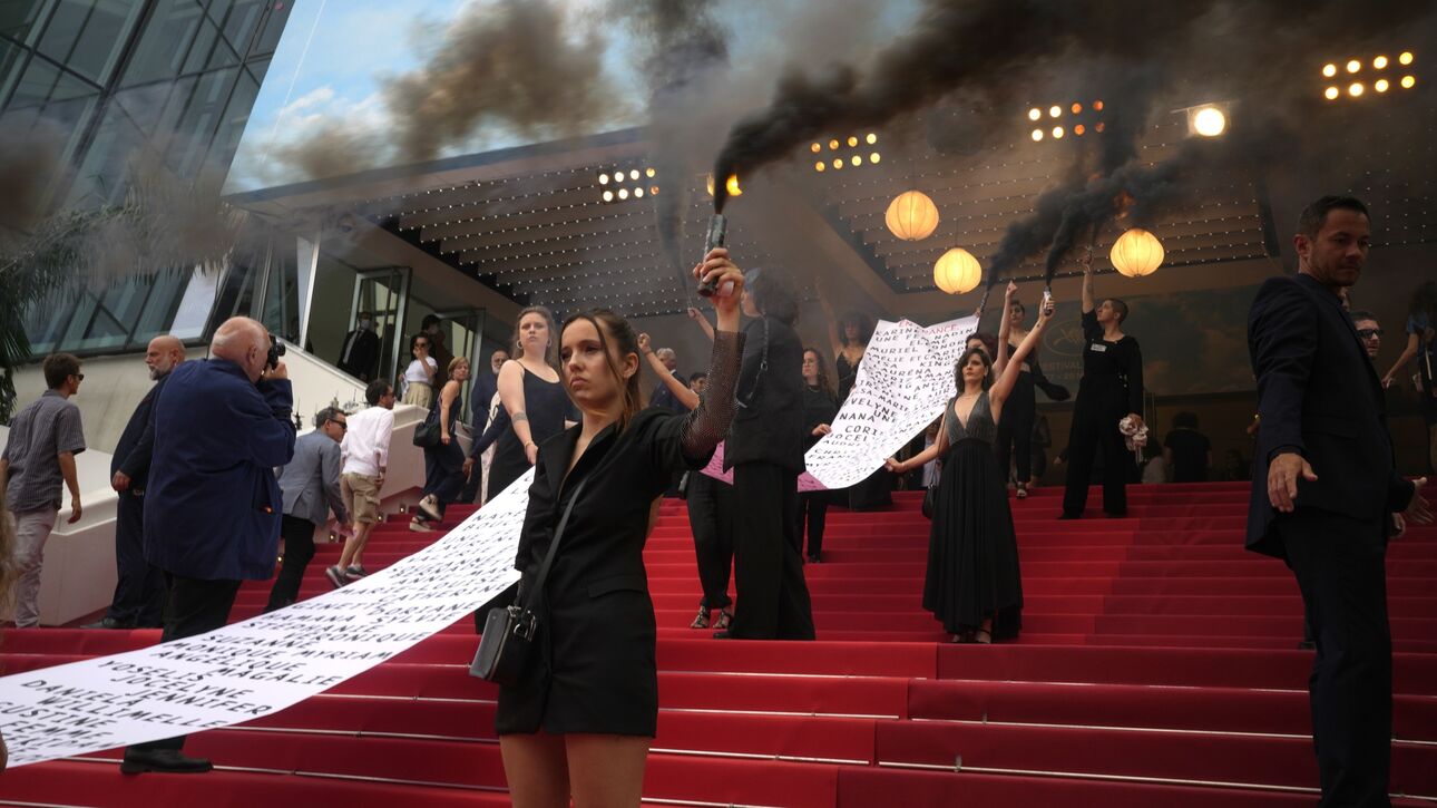 Κάννες 2022: «129 γυναικοκτονίες από το τελευταίο Φεστιβάλ» - Ένα πανό για τα θύματα