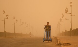 Αμμοθύελλα «τυλίγει» ξανά το Ιράκ - Προβλέψεις για «272 ημέρες σκόνης» ετησίως