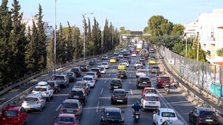 Κίνηση στους δρόμους της Αθήνας: Πού υπάρχουν καθυστερήσεις