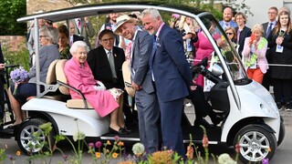 Βασίλισσα Ελισάβετ: Με αμαξίδιο του γκολφ σε ανθοκομική έκθεση - Δεν περπάτησε καθόλου