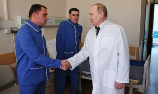 Ο Πούτιν επισκέφτηκε τραυματίες στρατιώτες σε στρατιωτικό νοσοκομείο της Μόσχας