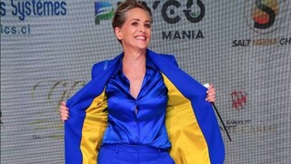 Κάννες 2022: Η Σάρον Στόουν με ένα κοστούμι δείχνει την υποστήριξή της στην Ουκρανία