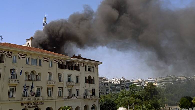 Φωτιά Θεσσαλονίκη: Απεγκλωβισμός 44 ατόμων, μεταξύ τους μαθητές - Εννέα νοσηλεύονται, οι δύο σοβαρά