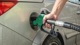 Ιστορικό ρεκόρ: «Καλπάζει» προς τα 2,5 ευρώ η βενζίνη στην Αττική