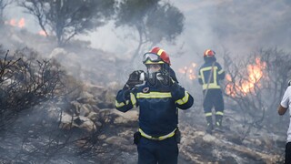 Φωτιά στη Βούλα - Βάρη: Σε ύφεση οι φλόγες, συνεχίζεται η κατάσβεση σε διάσπαρτες εστίες