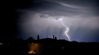 Κακοκαιρία: Ισχυρή καταιγίδα στην Αττική - Αναφορές για προβλήματα ηλεκτροδότησης