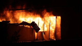 Μαίνεται η φωτιά σε εργοστάσιο πλαστικών στον Ασπρόπυργο – Αποπνικτική η ατμόσφαιρα