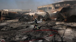 Ασπρόπυργος: Σε ύφεση η πυρκαγιά στο εργοστάσιο πλαστικών
