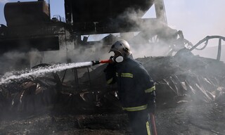 Ασπρόπυργος: Στάχτες και αποκαΐδια μετά την πυρκαγιά στο εργοστάσιο πλαστικών
