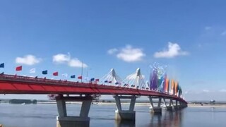 Εγκαινιάστηκε η πρώτη οδική γέφυρα που συνδέει Ρωσία και Κίνα