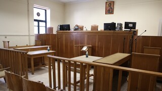 Ναύπλιο: Κατηγορούμενος για οπλοφορία «τράβηξε» όπλο μέσα στο δικαστήριο