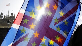 Brexit: Η Κομισιόν απειλεί τη Βρετανία με νομική δράση για το καθεστώς της Βόρειας Ιρλανδίας