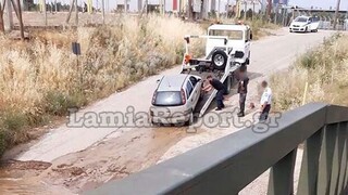Σφοδρή καταιγίδα στη Λαμία: Κινδύνευσε οδηγός που εγκλωβίστηκε σε ποτάμι