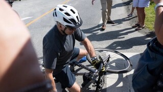 Ατύχημα για τον Τζο Μπάιντεν: Έπεσε από το ποδήλατο