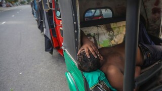Σρι Λάνκα: Στρατιώτες άνοιξαν πυρ για να καταστείλουν επεισόδια σε πρατήριο καυσίμων