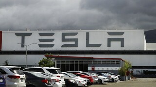 Νέος πονοκέφαλος για τον Μασκ: Πρώην εργαζόμενοι της Tesla κατέθεσαν αγωγή για τις απολύσεις τους