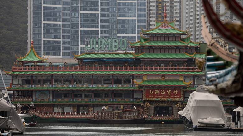 Jumbo Kingdom: Βυθίστηκε το ιστορικό πλωτό εστιατόριο του Χονγκ Κονγκ
