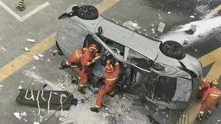 Ηλεκτρικό αυτοκίνητο έπεσε από τον τρίτο όροφο στη Σαγκάη – Δύο νεκροί