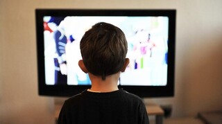 Ανησυχητική μελέτη: Τα παιδιά δημοτικού πέρασαν 83 περισσότερα λεπτά στην οθόνη κατά την καραντίνα