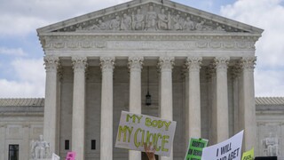 Διχασμένες οι ΗΠΑ για τις αμβλώσεις - Πολιτικός «σεισμός» μετά την απόφαση του Ανώτατου Δικαστηρίου