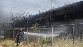 Μενίδι: Υπό μερικό έλεγχο η πυρκαγιά στο εργοστάσιο - Δύσκολη μάχη έδωσαν οι πυροσβέστες (pics&vids)