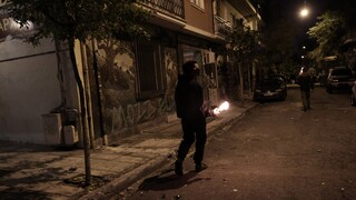 Επίθεση με μολότοφ στη διμοιρία των ΜΑΤ στη Χαριλάου Τρικούπη