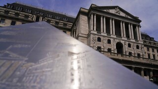 Τράπεζα της Αγγλίας: Ισχυρό το πλήγμα του πληθωρισμού στην οικονομία