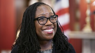 Ιστορική ημέρα για τις ΗΠΑ: Ορκίζεται η πρώτη μαύρη γυναίκα δικαστής του Ανώτατου Δικαστηρίου