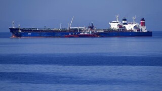 Στο λιμάνι του Πειραιά ρυμουλκείται το ρωσικό τάνκερ «Lana»