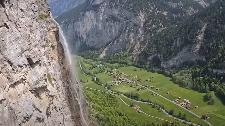 Πετώντας με «παραπέντε» πάνω από τις Άλπεις: Μοναδικές εικόνες
