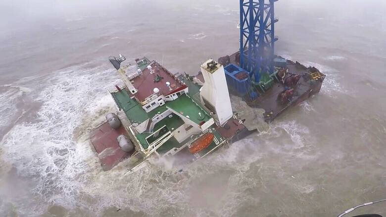 Ναυάγιο στο Χονγκ Κονγκ: Δραματικές εικόνες από πλοίο που κόπηκε στα δύο εν μέσω τυφώνα