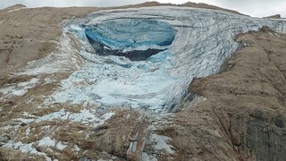 Ιταλικές Άλπεις: Συγκλονιστικές εικόνες από την στιγμή της αποκόλλησης του παγετώνα