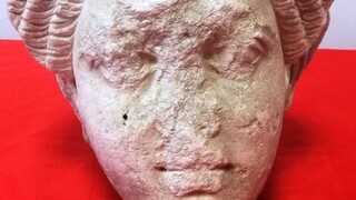 Θεσσαλονίκη: Βρέθηκε μαρμάρινη κεφαλή αγάλματος του 2ου αιώνα π.Χ. σε διαμέρισμα