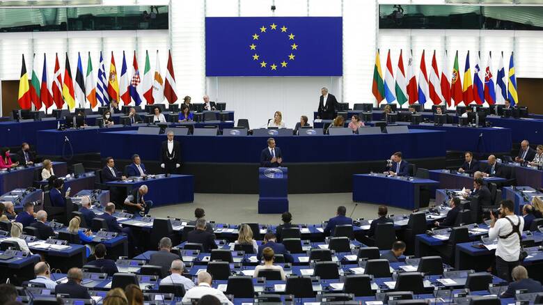 Απαντήσεις Μητσοτάκη στο Ευρωκοινοβούλιο για επαναπροωθήσεις μεταναστών και ελευθερία του Τύπου