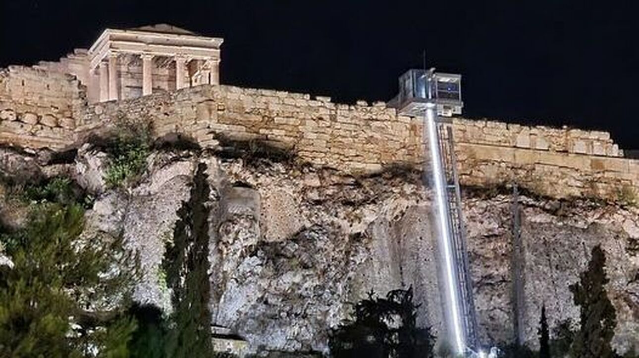 Λίνα Μενδώνη: Ο φωτισμός του ανελκυστήρα της Ακρόπολης έγινε για λόγους συντήρησής του