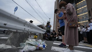 Δολοφονία Άμπε: «Παγωμένη» η κοινή γνώμη της Ιαπωνίας - Μία κοινωνία ασυνήθιστη στην πολιτική βία